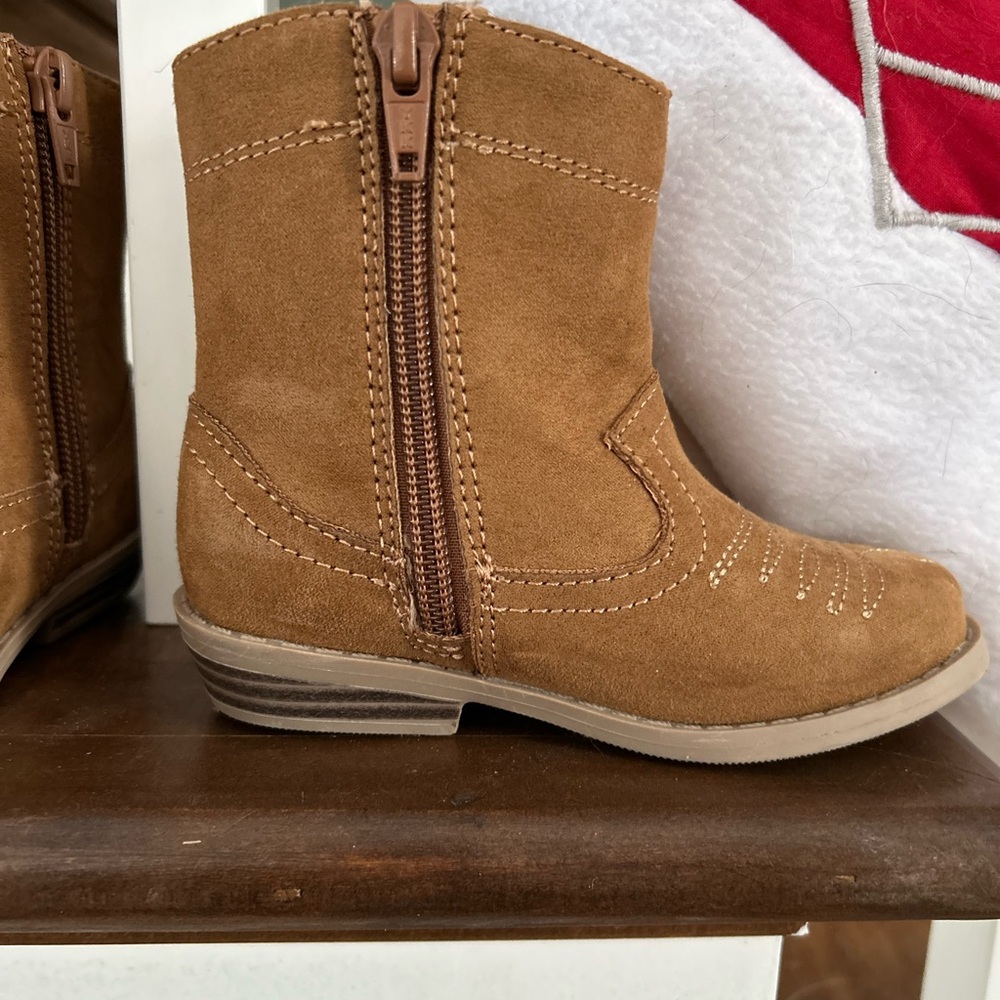 Old Navy Tan Toddler Cowgirl Boots with Gold Heart - Picture 3 of 4